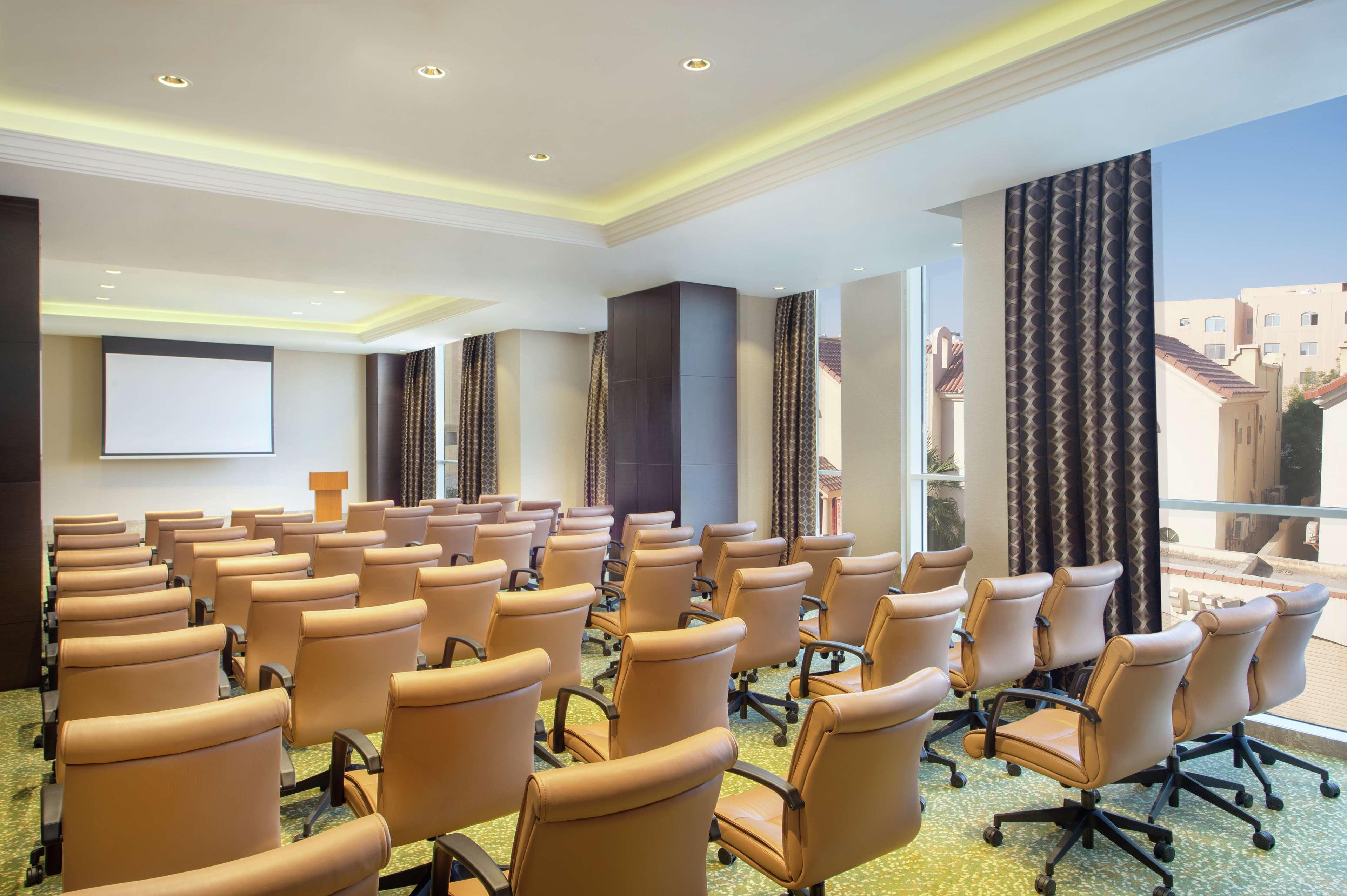 ดับเบิลทรี บาย ฮิลตัน โดฮา - อัลซัดด์ Hotel ภายนอก รูปภาพ Meeting room
