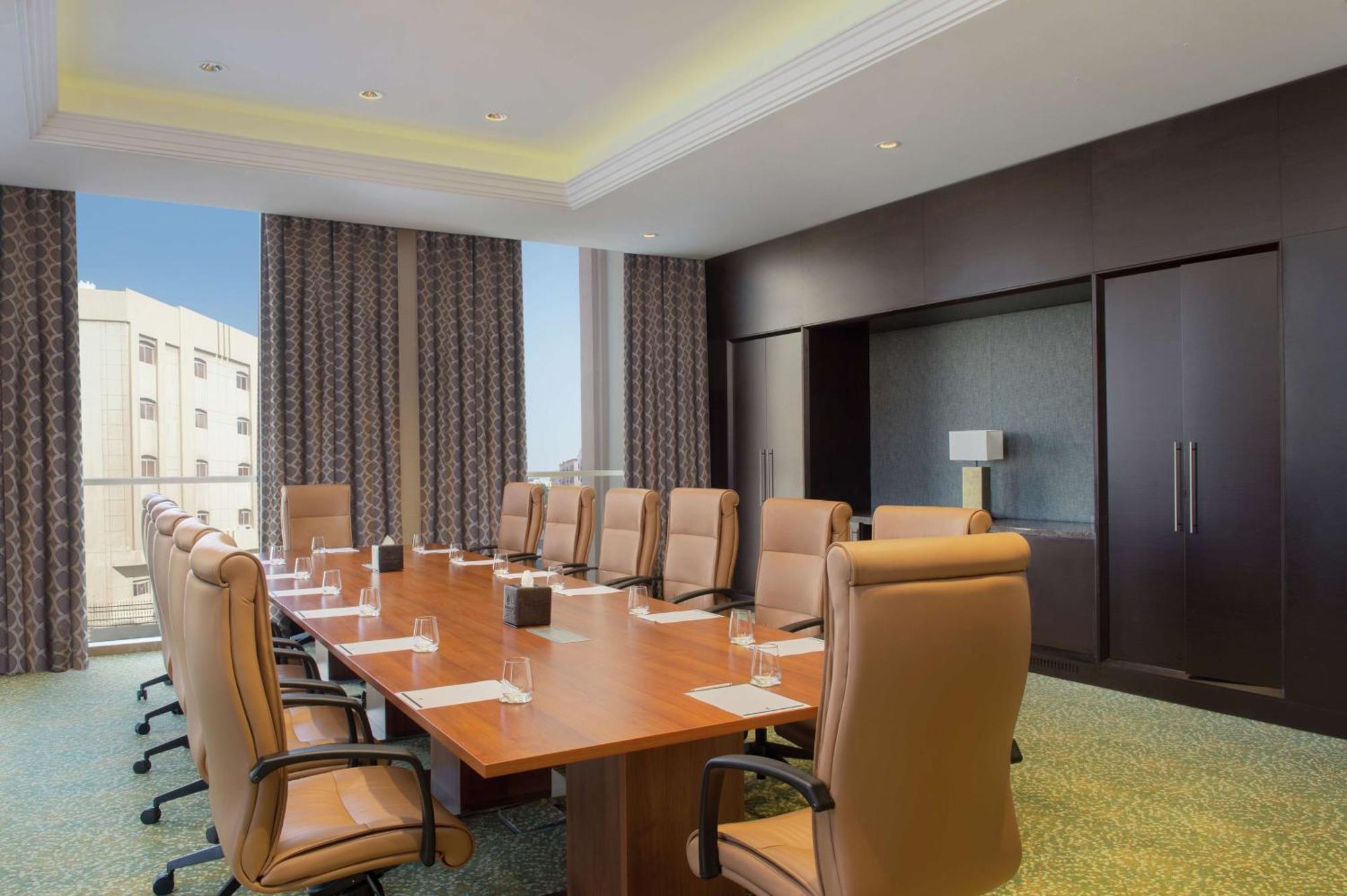 ดับเบิลทรี บาย ฮิลตัน โดฮา - อัลซัดด์ Hotel ภายนอก รูปภาพ Boardroom