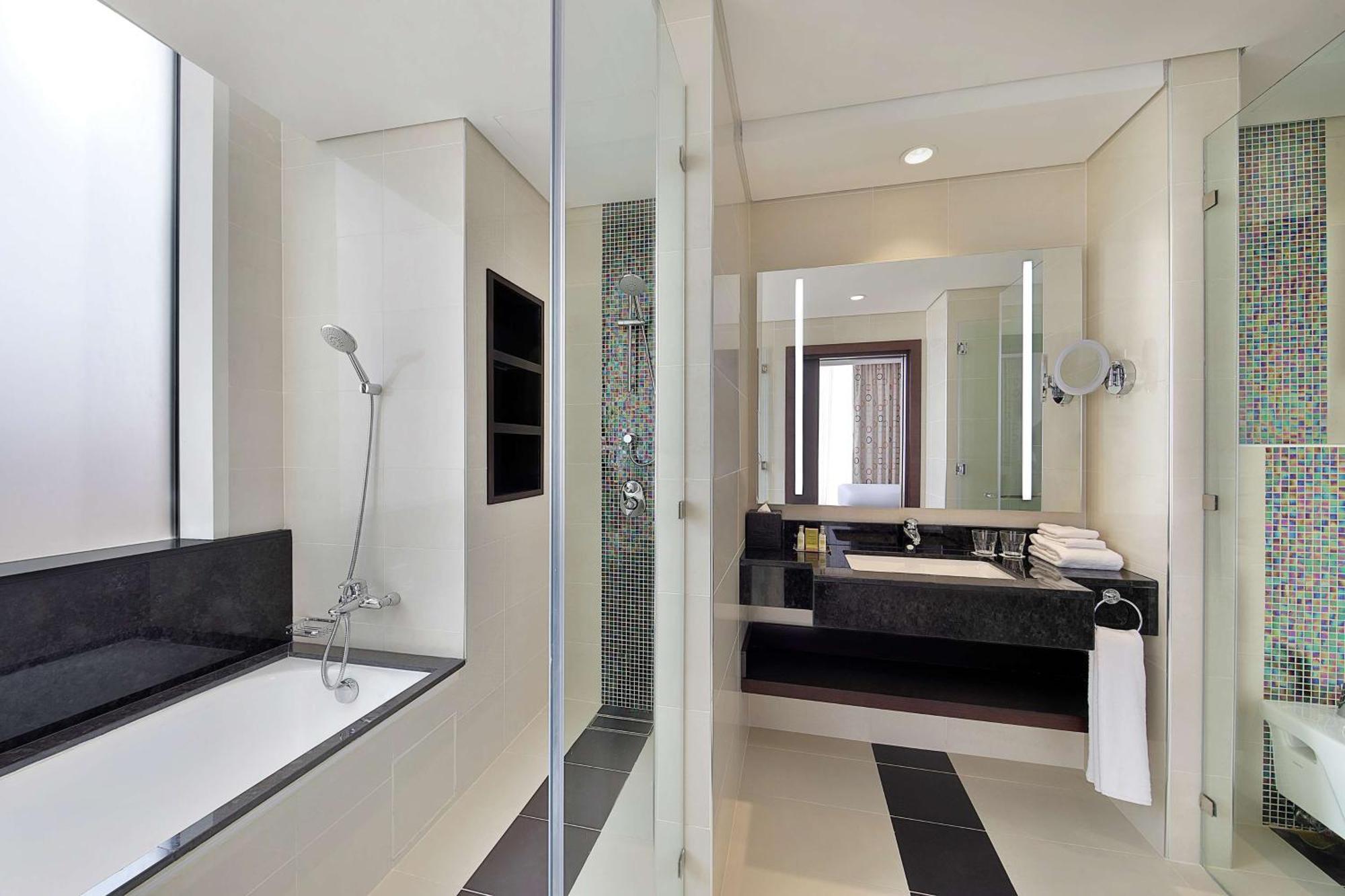 ดับเบิลทรี บาย ฮิลตัน โดฮา - อัลซัดด์ Hotel ภายนอก รูปภาพ Bathroom