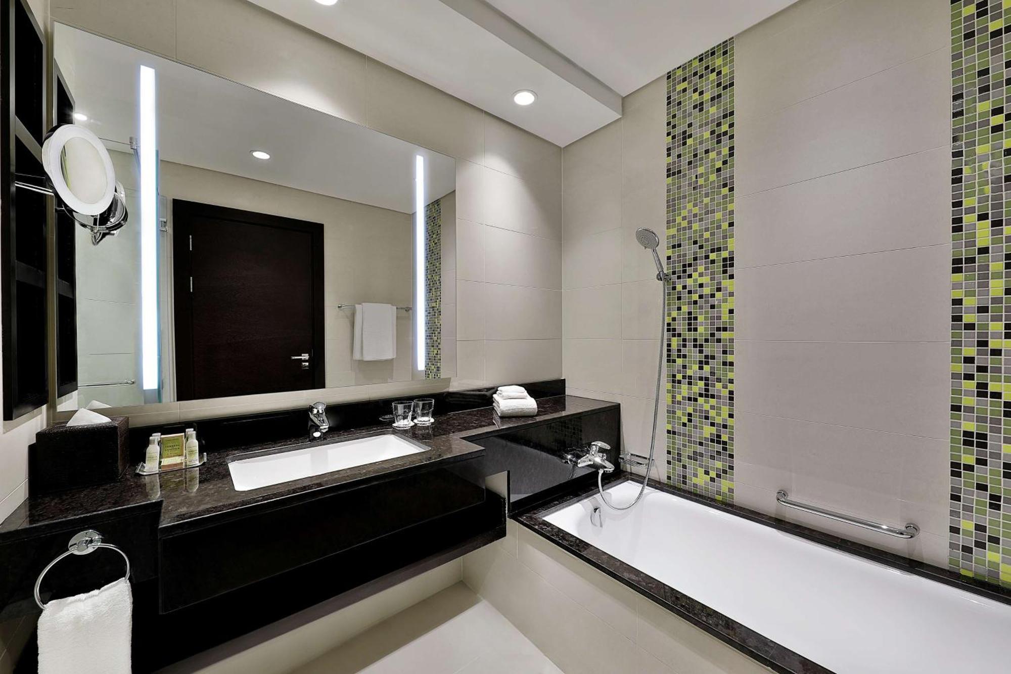 ดับเบิลทรี บาย ฮิลตัน โดฮา - อัลซัดด์ Hotel ภายนอก รูปภาพ Bathroom
