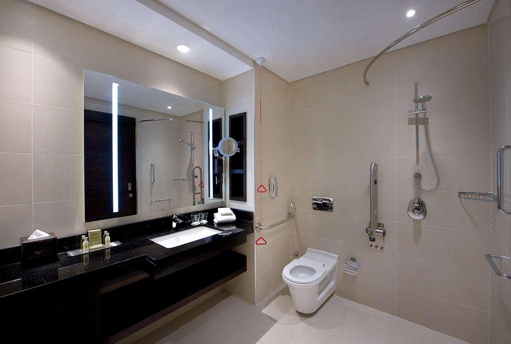 ดับเบิลทรี บาย ฮิลตัน โดฮา - อัลซัดด์ Hotel ห้อง รูปภาพ A bathroom in a hotel