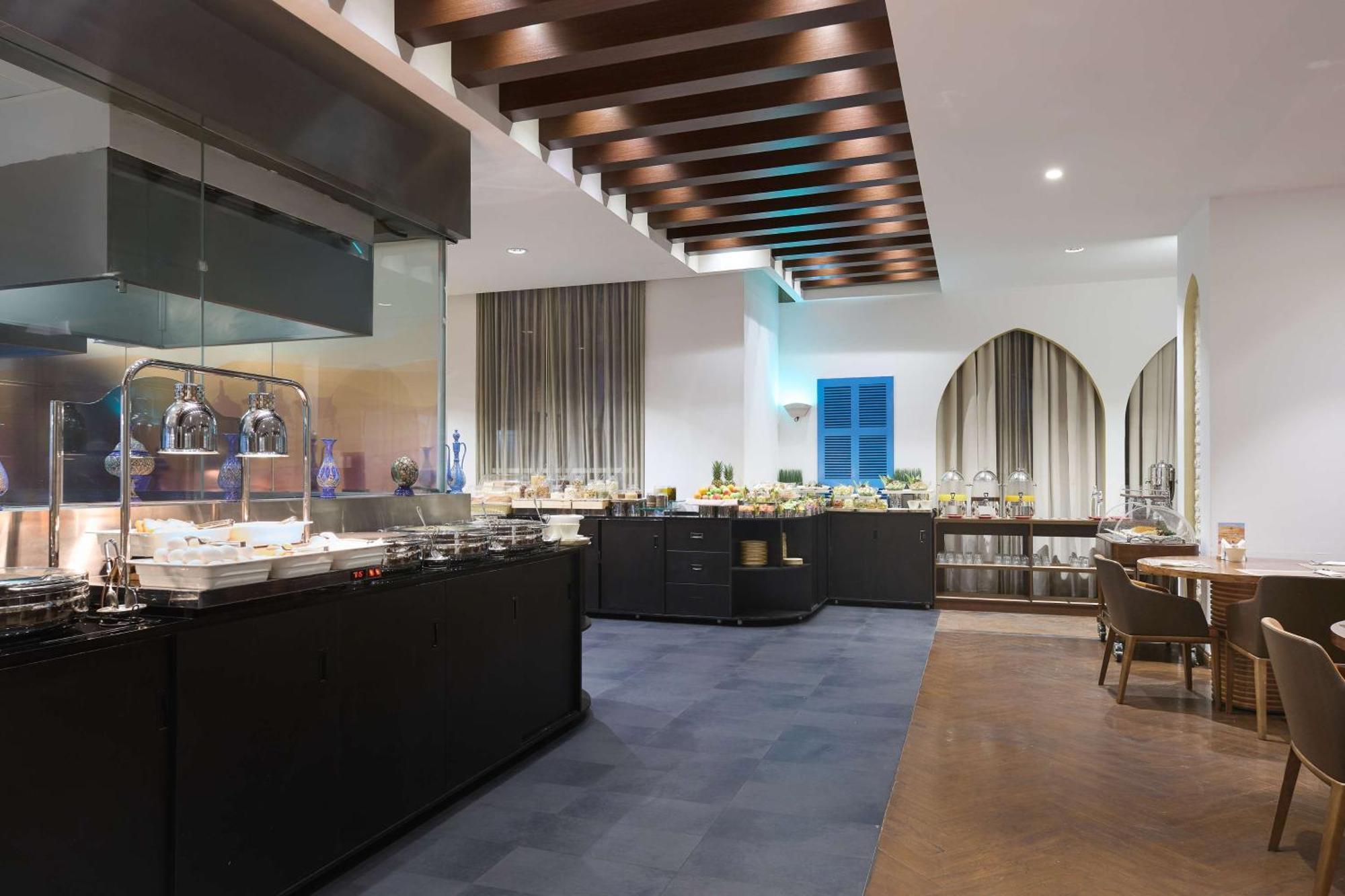 ดับเบิลทรี บาย ฮิลตัน โดฮา - อัลซัดด์ Hotel ภายนอก รูปภาพ The Club at Dubai International Airport
